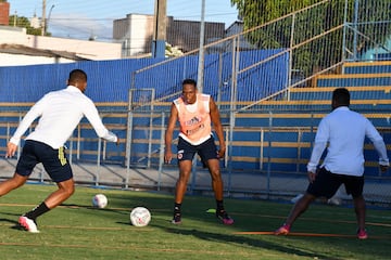 La Selección Colombia realizó la última práctica antes de enfrentar a Uruguay en los cuartos de final de la Copa América. El equipo de Reinaldo Rueda sufrió la baja de último momento de Matheus Uribe que no podrá disputar más el certamen. 