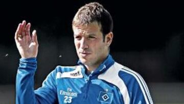 <b>A LA ESPERA. </b>Van der Vaart espera que su futuro se resuelva pronto y cierre su traspaso al Madrid.