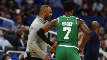 Udoka da instrucciones a Jaylen Brown.