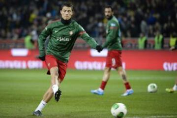 El delantero portugués Cristiano Ronaldo calienta para el partido que enfrenta a su selección con la de Suecia, para la clasificación para el Mundial de Brasil 2014 en el Friends Arena de Solna.