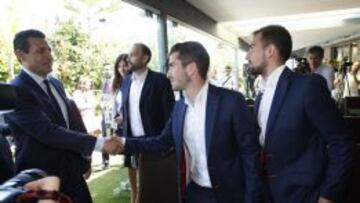 SALUDO EN PINEDO. Salvo, Gayà y Alcácer estuvieron ayer juntos.