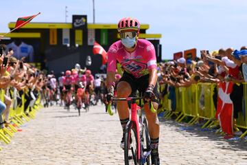 La última etapa del Tour en territorio danés contó con el protagonismo de Rigoberto Urán, quien utilizó un casco y un martillo vikingo.