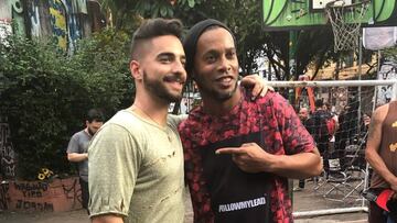 El cantante colombiano Maluma con el exfutbolista brasileño Ronaldinho mientras graban en Brasil el videoclip de la canción "Corazón"