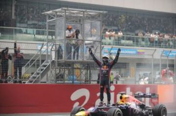 Sebastian Vettel celebrando su décima victoria de la temporada y su cuarto campeonato consecutivo.