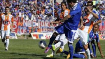 Cristián Suárez en el momento exacto en que anota su primer gol por la U.