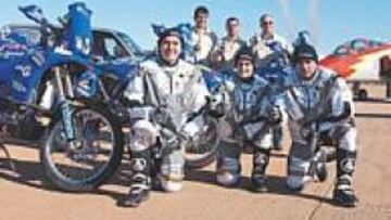 <b>TODO EL EQUIPO. </b>Ferrer, Martínez y Puertas, junto a los miembros del vehículo de asistencia.