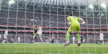 Aduriz marca el 1-0.