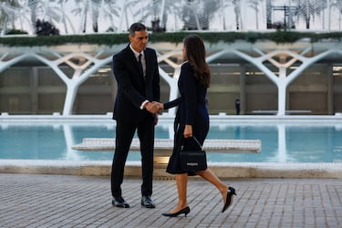 El presidente del Gobierno español, Pedro Sánchez, saluda a la reina Letizia a su llegada al funeral de Estado en memoria de las víctimas de las inundaciones que azotaron Valencia hace un año.