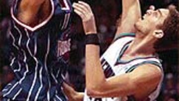 <b>MURALLA ANTE LA GRAN MURALLA.</b> Gasol ante la Muralla China: Yao Ming.