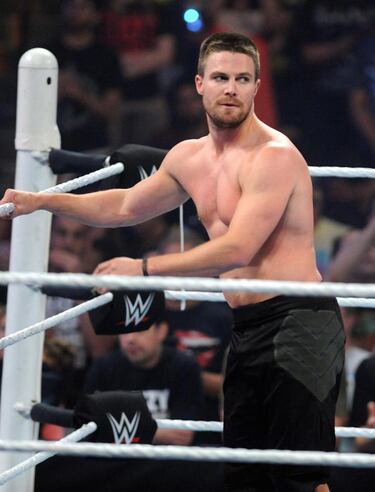 El actor canadiense y protagonista de la serie televisiva, Arrow, participó en el Summer Slam de 2015. En ese evento, él y Neville se impusieron en lucha de parejas a Stardust y King Barrett