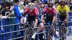 Chris Froome corre junto a Jonathan Castroviejo y Egan Bernal en el Criterium de Saitama del Tour de Francia.