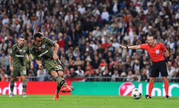 Miroslav Radovic of Legia Warsaw converts the penalty at the Bernabéu.