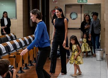 Marrion Valette Areola, mujer del francés, entra en la sala de prensa acompañada por sus dos hijas. 