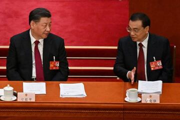 El presidente de China (izquierda), Xi Jinping, junto a su primer ministro, Li Keqiang (derecha) en la Asamblea Nacional Popular este domingo 5 de marzo.