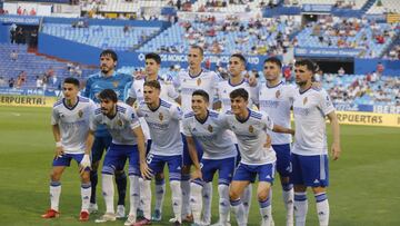 El once del Zaragoza en su último partido de la temporada 2021-22 en La Romareda: Cristian Álavarez, Grau, Petrovic, Sabin Merino, Lluís López y Álvaro Giménez, en la fila de arriba, y Bermejo, Eugeni, Chavarr&iac