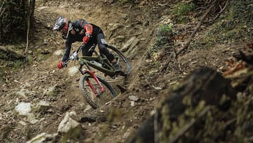 El piloto francés de MTB Adrien Dailly con su bici bajando por uno de los tramos de las Enduro World Series en Pietra Ligure (Italia).