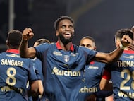 Lens' French forward #11 Odsonne Edouard celebrates with teammates after scoring his team second goal during the French L1 football match between RC Lens and OGC Nice at the Stade Bollaert-Delelis in Lens, northern France, on December 14, 2025. (Photo by Francois LO PRESTI / AFP)