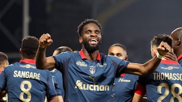 Lens' French forward #11 Odsonne Edouard celebrates with teammates after scoring his team second goal during the French L1 football match between RC Lens and OGC Nice at the Stade Bollaert-Delelis in Lens, northern France, on December 14, 2025. (Photo by Francois LO PRESTI / AFP)