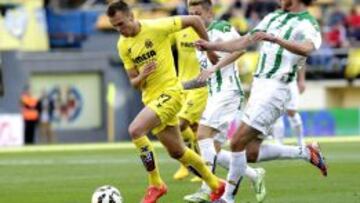El centrocampista ruso del Villarreal Denis Cheryshev (i) pelea un balón con el defensa del Córdoba Deivid Rodríguez