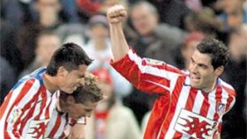 <b>OSASUNA-ATLÉTICO. </b>Antonio López celebra un gol con Jorge y Torres. El centrocampista espera repetir esta situación frente a su ex equipo.