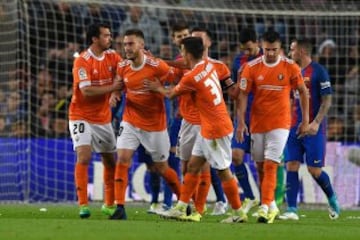Los jugadores celebran el 2-1 de Roberto Torres.