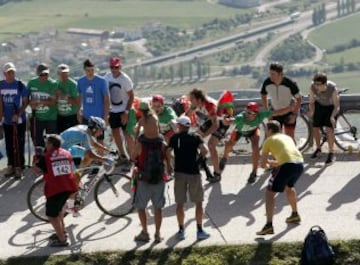 El corredor italiano del equipo Astana Fabio Aru, en los últimos metros de la subida al Santuario de San Miguel de Aralar donde se ha proclamado vencedor de la udécima etapa de la Vuelta Ciclista a España que con un recorrido de 153,4 kilómetros, ha comenzado en Pamplona y terminado en el Santuario de San Miguel de Aralar. 