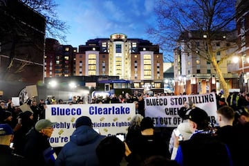 Pancartas de protesta de los aficionados del Chelsea contra BlueCo y Clearlake Capital, propietarios del club.