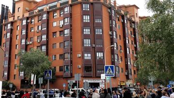 Varias personas se concentran alrededor del lugar de los hechos, a 3 de noviembre de 2022, en Madrid (Espa?a). El suceso ha ocurrido sobre las 12:40 horas en el barrio madrile?o de Orcasitas, donde el ni?o ha ca¨ªdo desde una gran altura a un patio interior. Como consecuencia del impacto, el ni?o ha fallecido en el acto, por lo que los sanitarios del Samur-Protecci¨®n Civil que han llegado al lugar solo han podido confirmar el fallecimiento.
03 NOVIEMBRE 2022;SUCESOS;MADRID;ACCIDENTE
C¨¦zaro De Luca / Europa Press
03/11/2022