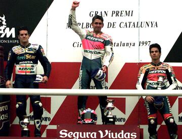 Dos años consecutivos dominó Doohan el trazado catalán con las Honda 500cc. En 1997, el australiano aplastó a todos y ganó todas las carreras del calendario, incluida Montmeló, menos tres. Ajustada fue su primera victoria en el trazado catalán, ya que sólo aventajó a Carlos Checa en 0.432 segundos, al que controló durante las 25 vueltas. Más extraña resultó la carrera de 1998: Crivillé se caía en la salida tras una colisión múltiple provocada por Katsuaki Fujiwara y las sanciones a Max Biaggi y Alex Barros por no respetar las banderas amarillas tras la caída de la salida (el italiano fue descalificado por no realizar el paso por boxes de castigo) facilitaron el triunfo del australiano.
