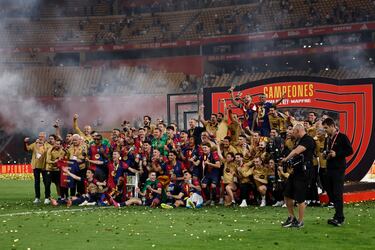 El conjunto azulgrana consigue el trofeo de Copa número 33 tras ganar al Real Madrid 3-2.