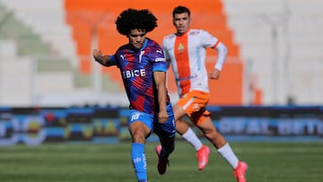 Futbol, Cobresal vs Universidad Catolica
Fecha 7, Liga de Primera 2025
El jugador de Universidad Eduard Bello disputa el baln contra Cobresal durante el partido de primera division disputado en el estadio El Cobre en El Salvador, Chile.
12/04/2025
Javier Torres/Photosport
Football, Cobresal vs Universidad Catolica
7th turn, 2025 First division league
Universidad Catolica`s player Eduard Bello vies for the ball against Cobresal during the first division match held at the El Cobre stadium in El Salvador, Chile.
12/04/2025
Javier Torres/Photosport