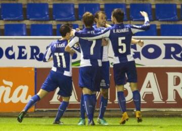 El delantero uruguayo del R.C.F. Espanyol Christian Ricardo Stuani celebra con sus compañeros el gol que acaba de marcar, el primero del equipo frente al Deportivo Alavés. 0-1.