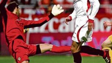 <b>GOLAZO. </b>Renato, con un toque cargado de calidad, superó a Diego López en la primera parte.