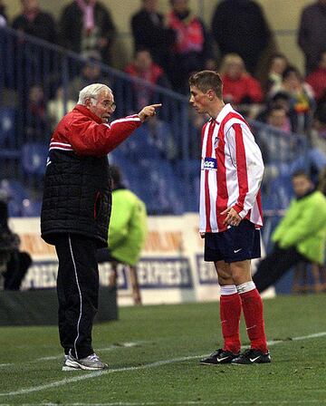 Se cumplen cinco años del fallecimiento de la leyenda del Atlético de Madrid. Como entrenador ha dirigido a nueve clubes: Atlético de Madrid, Betis, Barcelona, Espanyol, Sevilla, Valencia, Oviedo, Mallorca, Fenerbahçe además de haber sido seleccionador del combinado nacional español. En su palmarés hay 4 Copas del Rey (tres con el Atleti y una con el Barcelona), una Liga, una Supercopa de España, una Copa Intercontinental con los rojiblancos y la Eurocopa de 2008 con la selección española. A esto hay que sumarle qu ha sido galardonado con la medalla de oro de la Real Orden del Mérito Deportivo y Premio IFFHS como mejor seleccionador del año.