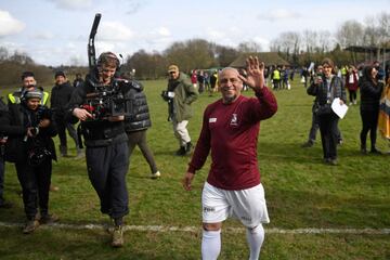 El ex futbolista brasileño Roberto Carlos ha disputado un partido amistoso en inglaterra con un equipo amateur, Bull In The Barne que representa a un pub de la localidad de Shropshire en el Reino Unido, después de que estos últimos ganaran un concurso organizado por eBay, para jugar un partido con Roberto Carlos.