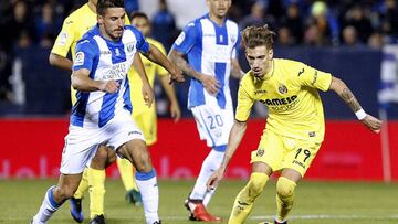 GRA366. LEGANÉS (C.A. MADRID), 03/12/2016.- El centrocampista del Villarreal Samuel Castillejo (d) con el balón ante el centrocampista brasileño del Leganés Gabriel Pires durante el partido de la decimocuarta jornada de Liga que disputan en el estadio Municipal de Butarque, en Leganés. EFE/FERNANDO ALVARADO
