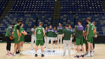 Ibon Navarro charla en círculo con los jugadores.