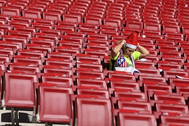 Aficionada del Atlético de Madrid antes del inicio del encuentro frente al Valencia CF.