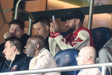 Neymar, sonriente en el palco.