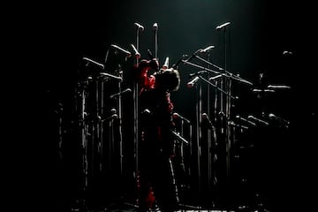 El cantante canario, con su canci¨®n 'Quiero arder, en un momento de su actuaci¨®n.
