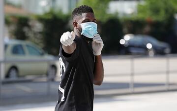 Umtiti realizando las pruebas médicas en la Ciudad Deportiva. 