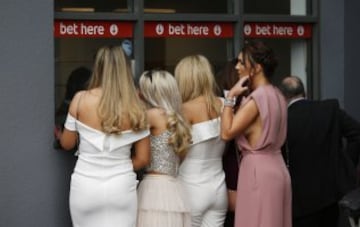 Grand National: Ladies' Day elegance from Aintree