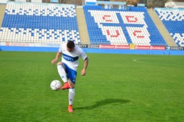 Christián Bravo fue presentado en Universidad Católica por el presidente Luis Larraín y José María Buljubasich.