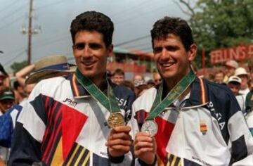 Miguel Indurain posa con la medalla de oro y Abraham Olano con la de plata, conseguidas en los JJOO de Atlanta en 1996 en la prueba contra el crono.