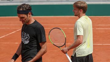 Tennis French Open - practice
 
 22 May 2019, France, Paris: Swiss tennis player Roger Federer (L) and Belgium&#039;s David Goffin take part in a practice session during the French Open (Roland Garros) Grand Slam tennis tournament. Photo: Virginie Lefour/