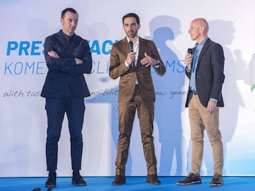 Ivan Basso coordinador del equipo Kometa Cycling Team y Alberto Contador con Juan Mari Guajardo durante la presentación.