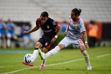 Hizo todo el proceso de fuerzas básicas con los Estudiantes Tecos hasta debutar con el primer equipo en el ascenso. Formó parte de los Tuzos del Pachuca, Loros de la Universidad de Colima y su último club en México fueron los Mineros de Zacatecas.