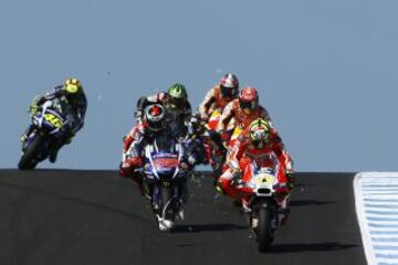 Tremendo susto para Andrea Iannone, que lideraba el pelotón de cabeza cuando, en la bajada de la curva 10, impactó con una gaviota que paseaba por allí tranquilamente hasta la llegada de las MotoGP. Pareció en un primer momento que el pájaro impactó en la cabeza del italiano, pero en la secuencia fotográfica captada por el español Jaime Olivares se ve que da en el carenado de la Ducati, yendo a parar numerosas plumas del ave a un Lorenzo al que se le manchó el mono de sangre. Son habituales los atropellos de gaviotas en Phillip Island, pero pocas veces se ven en plena carrera y con el líder de carrera implicado, que reconoció llevarse un buen susto.