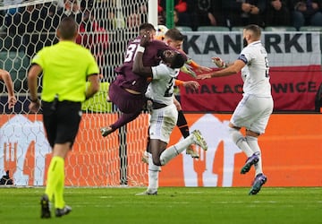 1-1. Antonio Rüdiger marca en el minuto 95 el tanto del empate. En la jugada, el central alemán sufre un corte en le frente tras chocar con el portero Anatoliy Trubi.