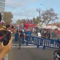 A punto de desgracia: un helicóptero vuela al lado del pelotón y provoca seis caídas